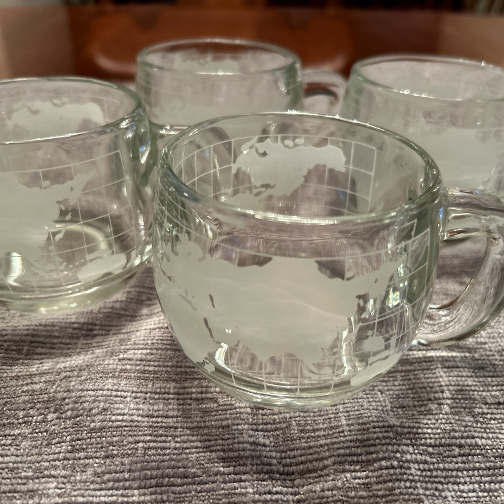 Nestle’ Vintage Globe World Mugs